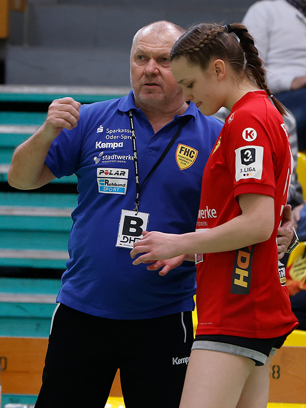 Tactical instructions from coach Wolfgang Dahlmann to Maxi Fuhrnann